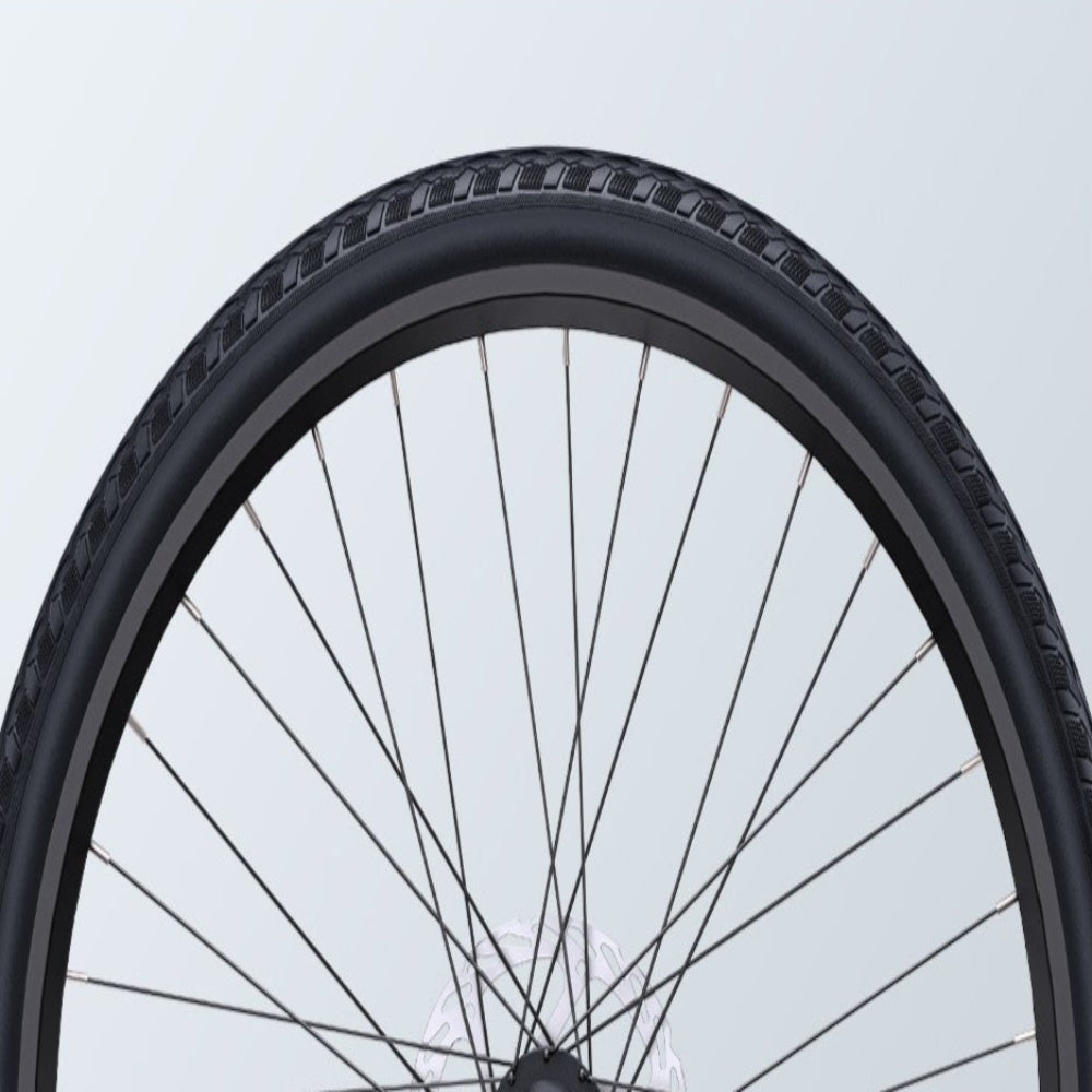 Fietswiel met zwarte band op lichtblauwe achtergrond