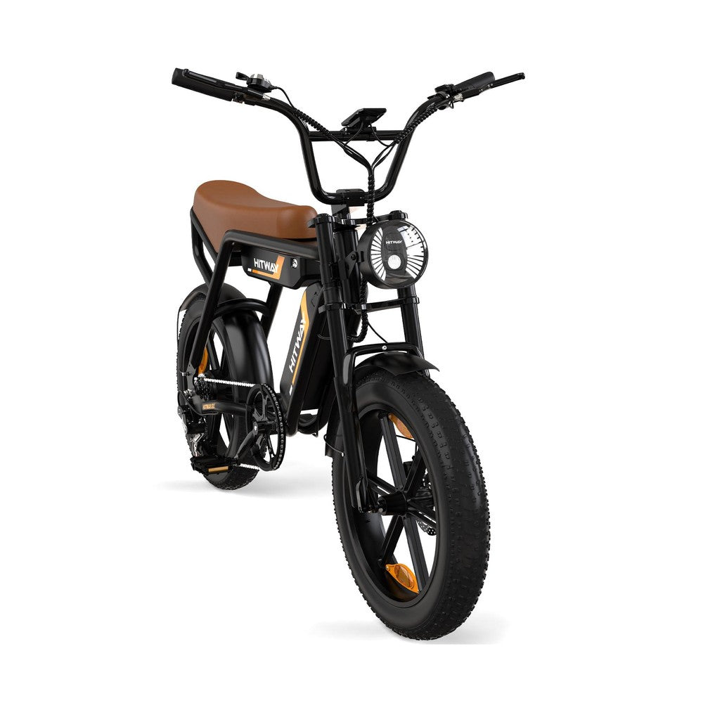 Zwarte elektrische fiets met bruin zadel op een witte achtergrond