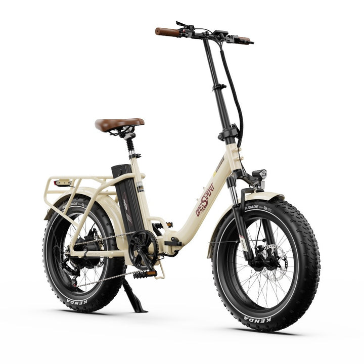 Beige elektrische fiets met zwarte onderdelen op een witte achtergrond