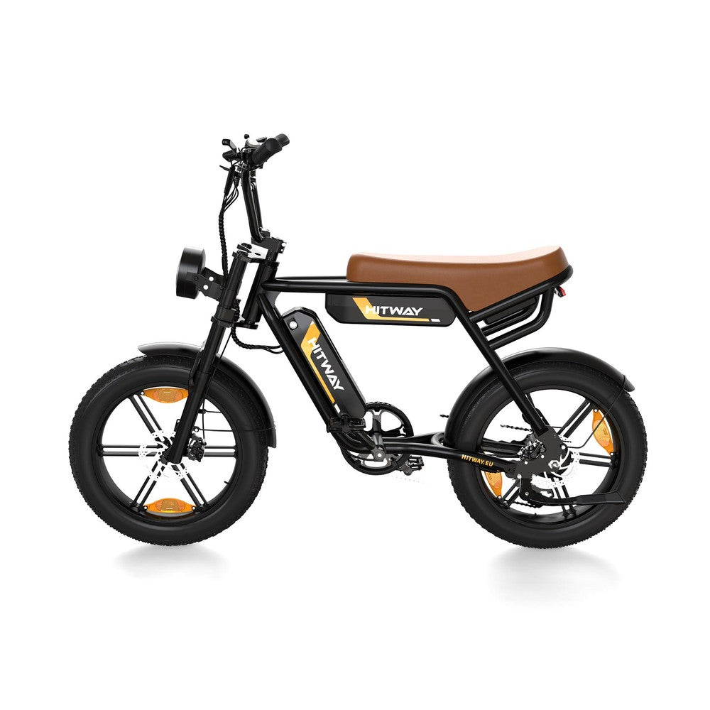 Zwarte elektrische fiets met bruin zadel op een witte achtergrond
