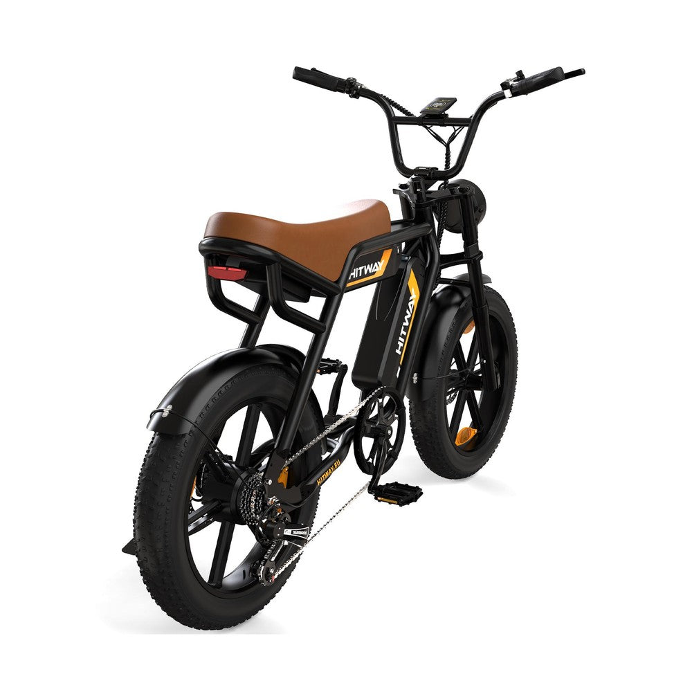 Zwarte elektrische fiets met bruin zadel op een witte achtergrond