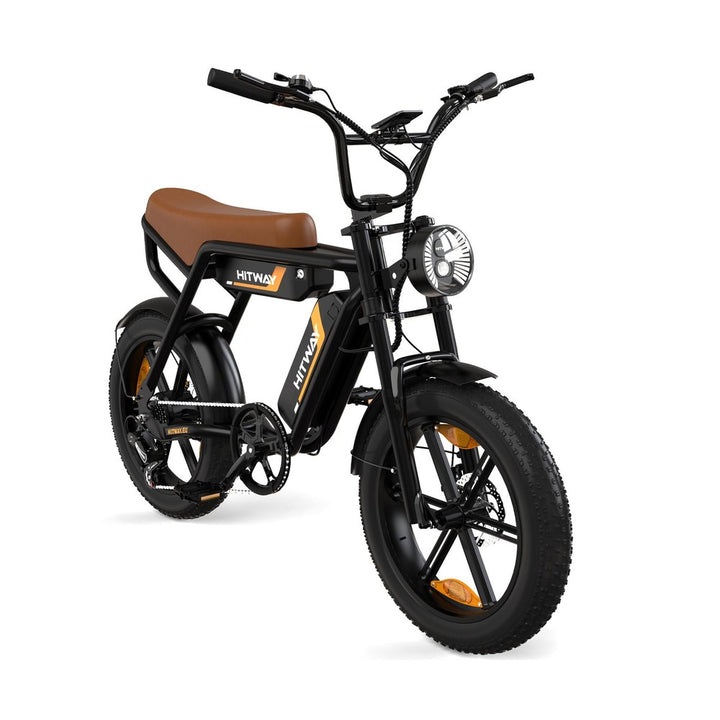 Zwarte elektrische fiets met bruin zadel op een witte achtergrond