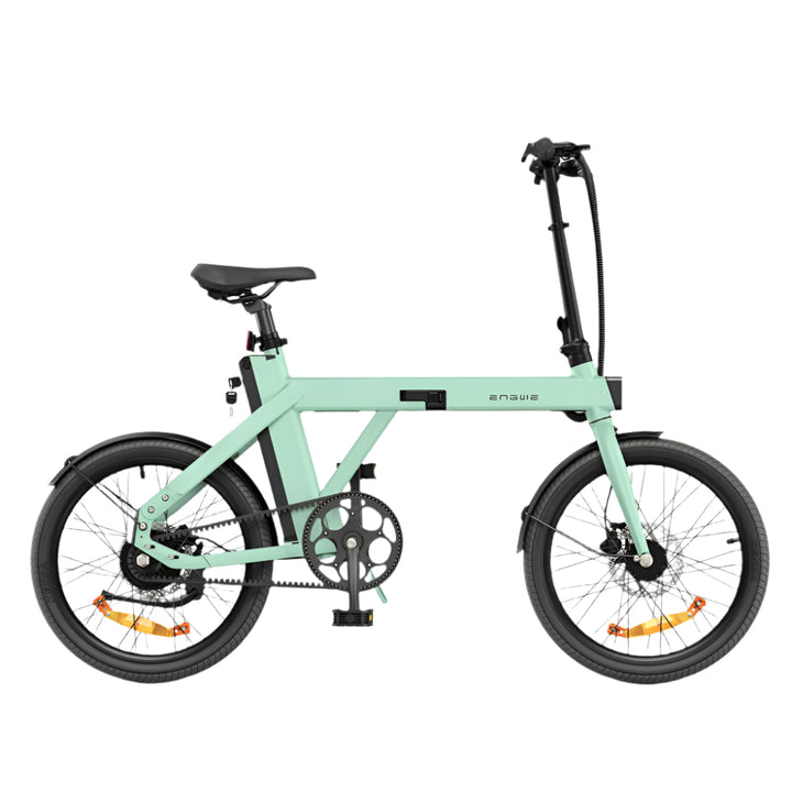 Mintgroene elektrische fiets op witte achtergrond