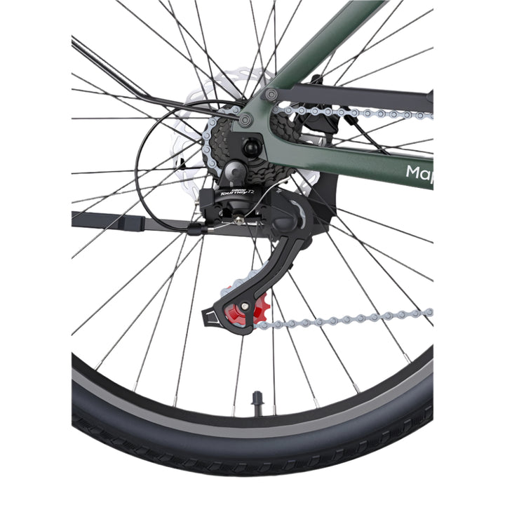Close-up van een fietswiel met versnelling en ketting op een witte achtergrond