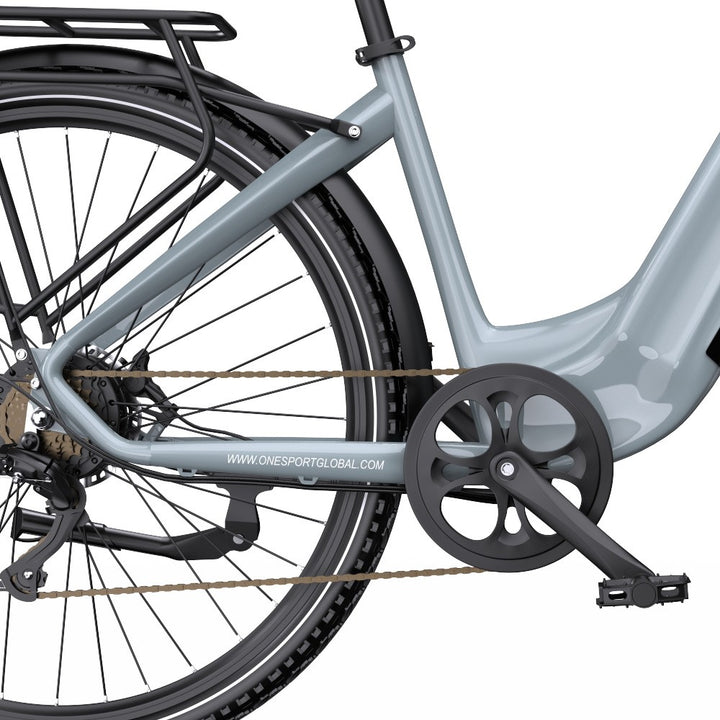 Close-up van een fietsketting en versnellingssysteem op een witte achtergrond