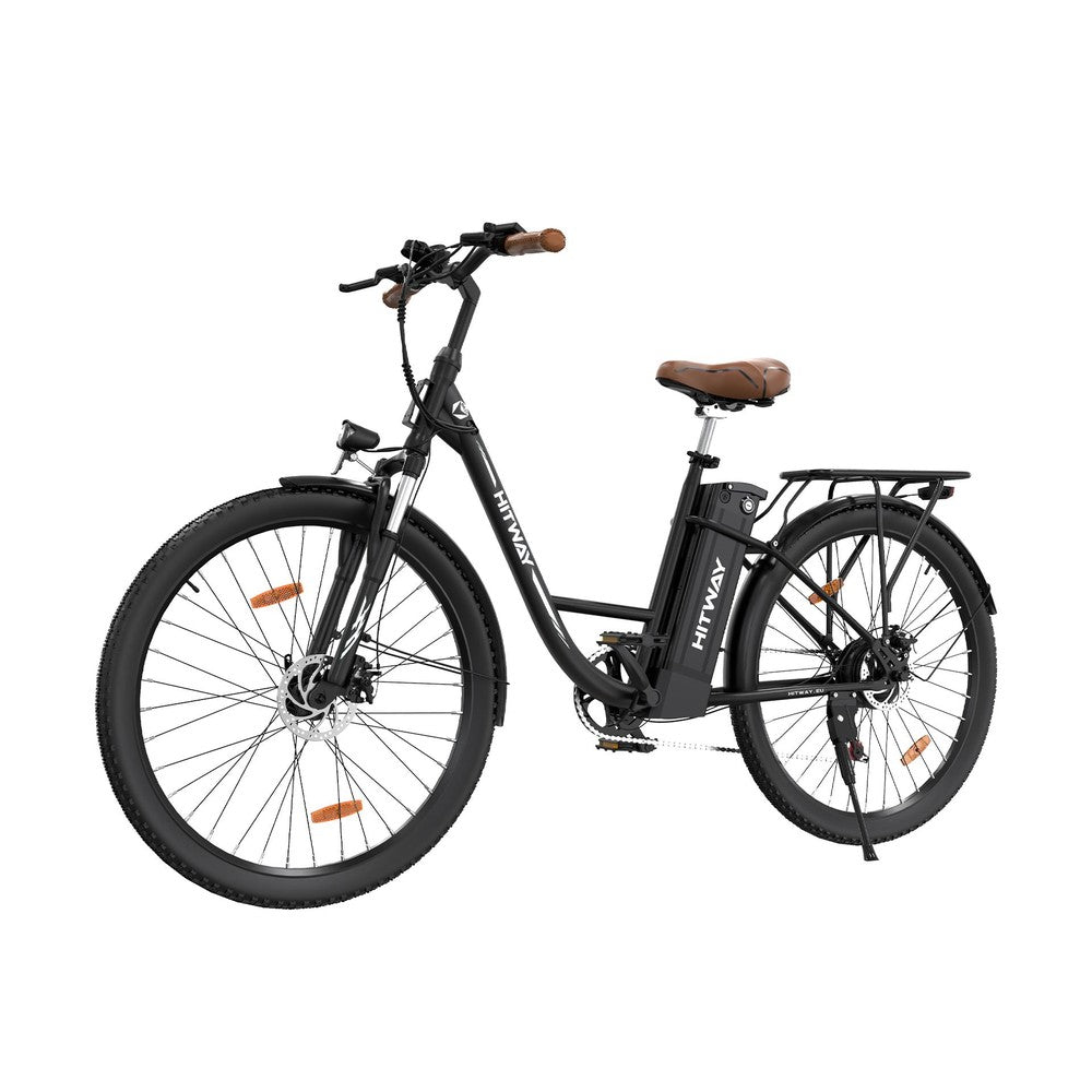 Zwarte elektrische fiets met bruin zadel op een witte achtergrond