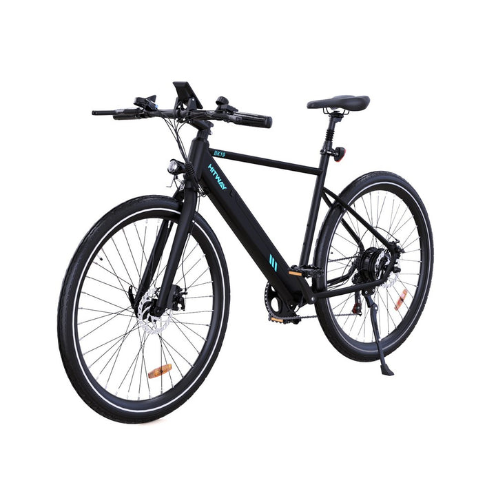 Zwarte elektrische fiets op witte achtergrond