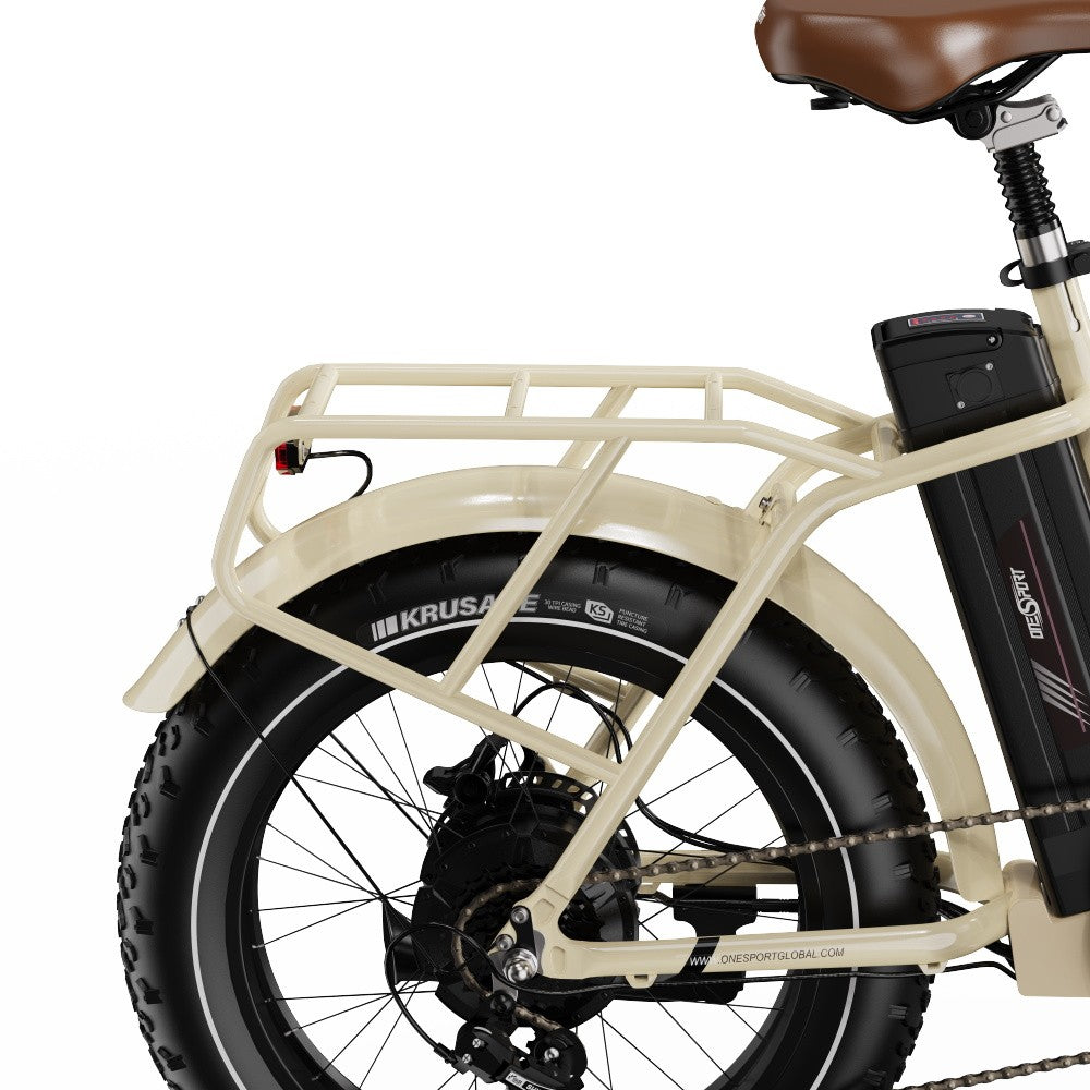 Beige elektrische fiets met bruin zadel op witte achtergrond