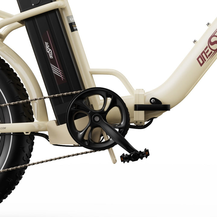 Close-up van een fiets met een ketting en versnellingssysteem op een witte achtergrond