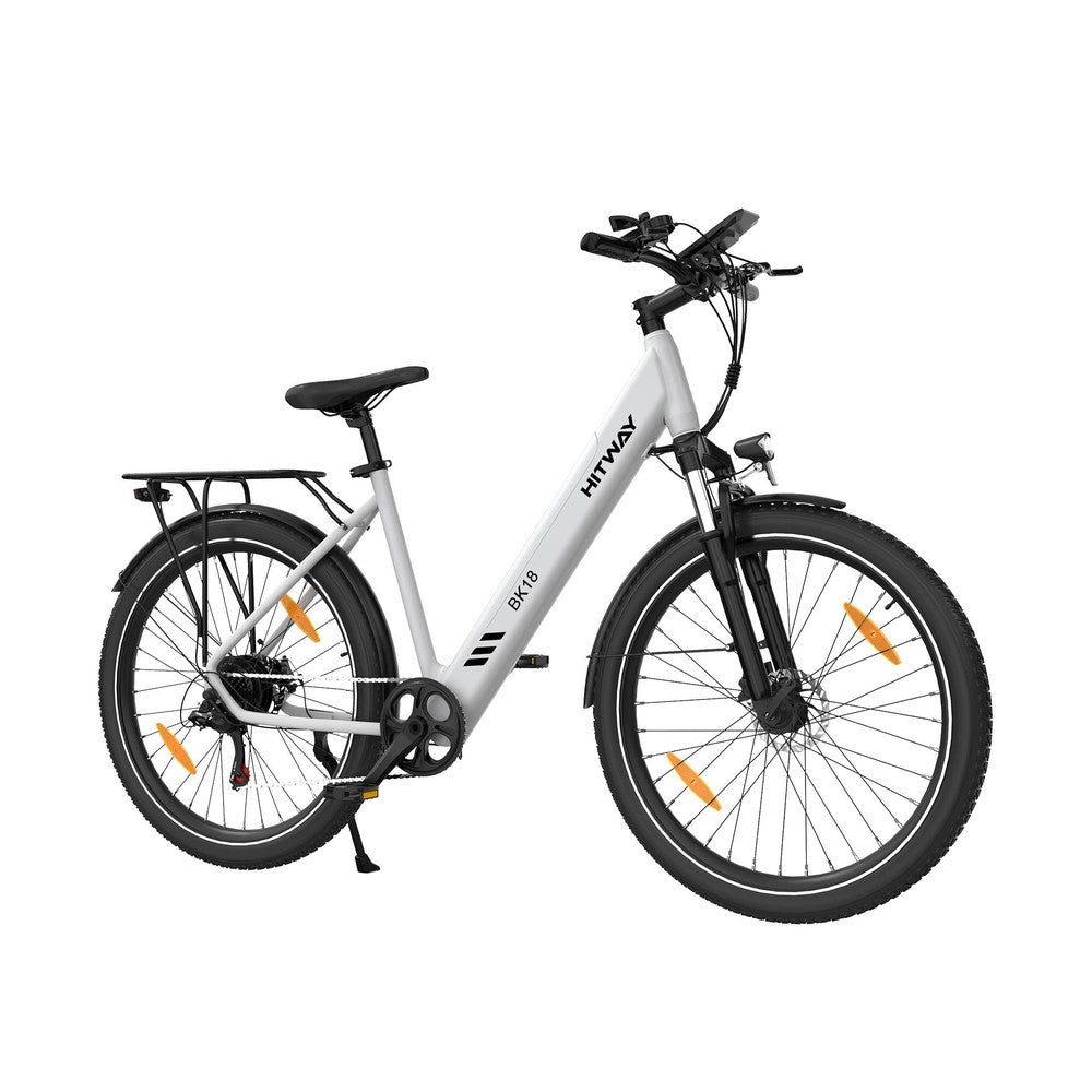 Witte elektrische fiets met zwarte onderdelen op een witte achtergrond