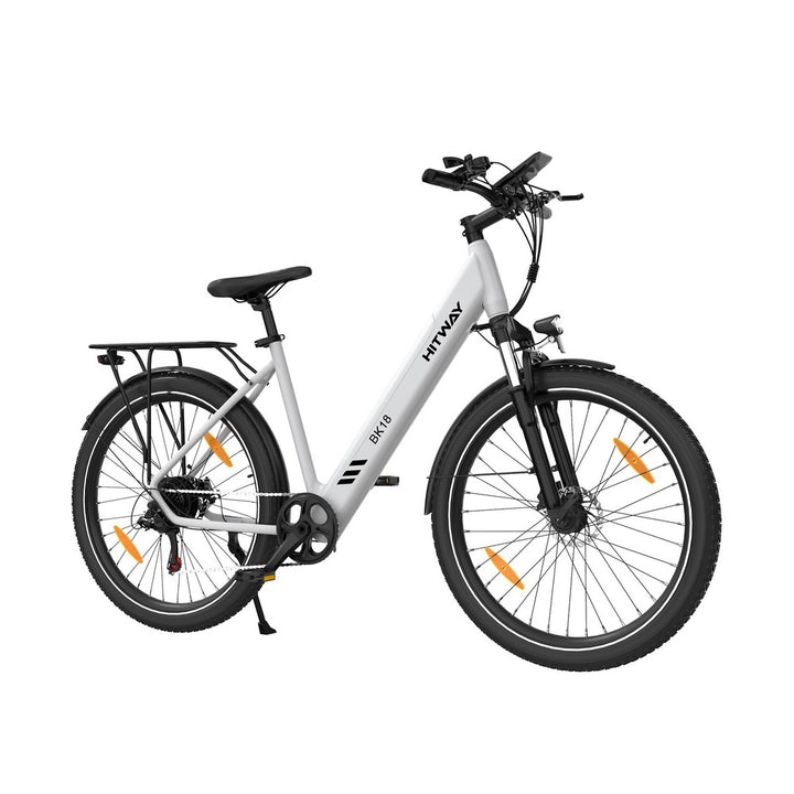 Witte elektrische fiets met zwarte onderdelen op een witte achtergrond