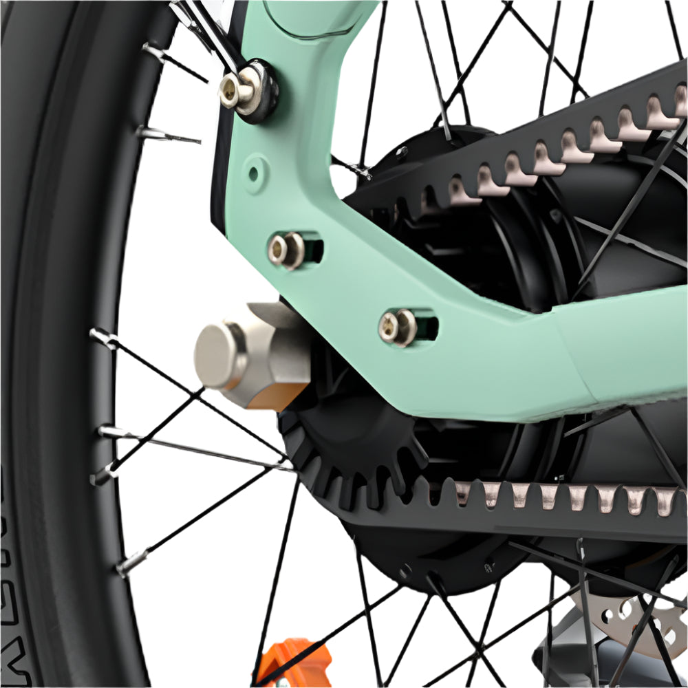 Close-up van het achterwiel en de ophanging van een motorfiets op een witte achtergrond