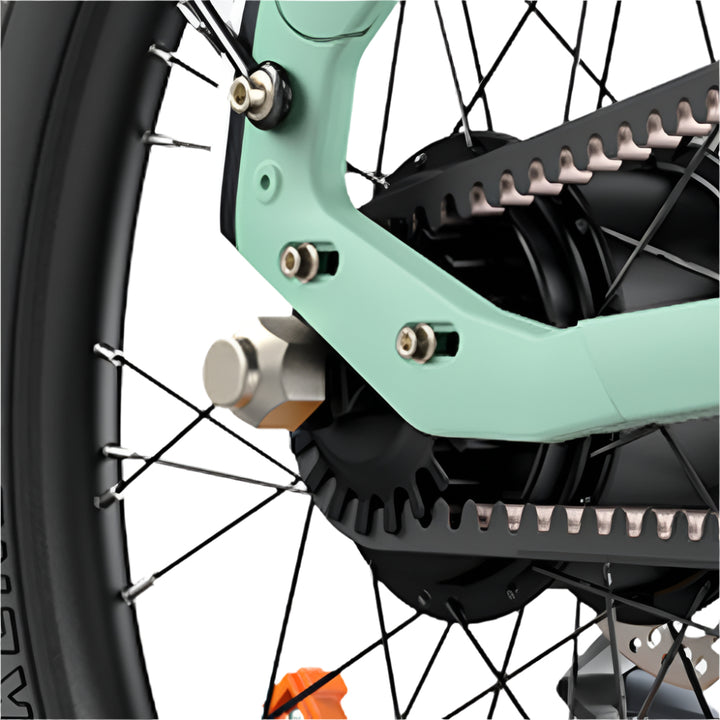 Close-up van het achterwiel en de ophanging van een motorfiets op een witte achtergrond
