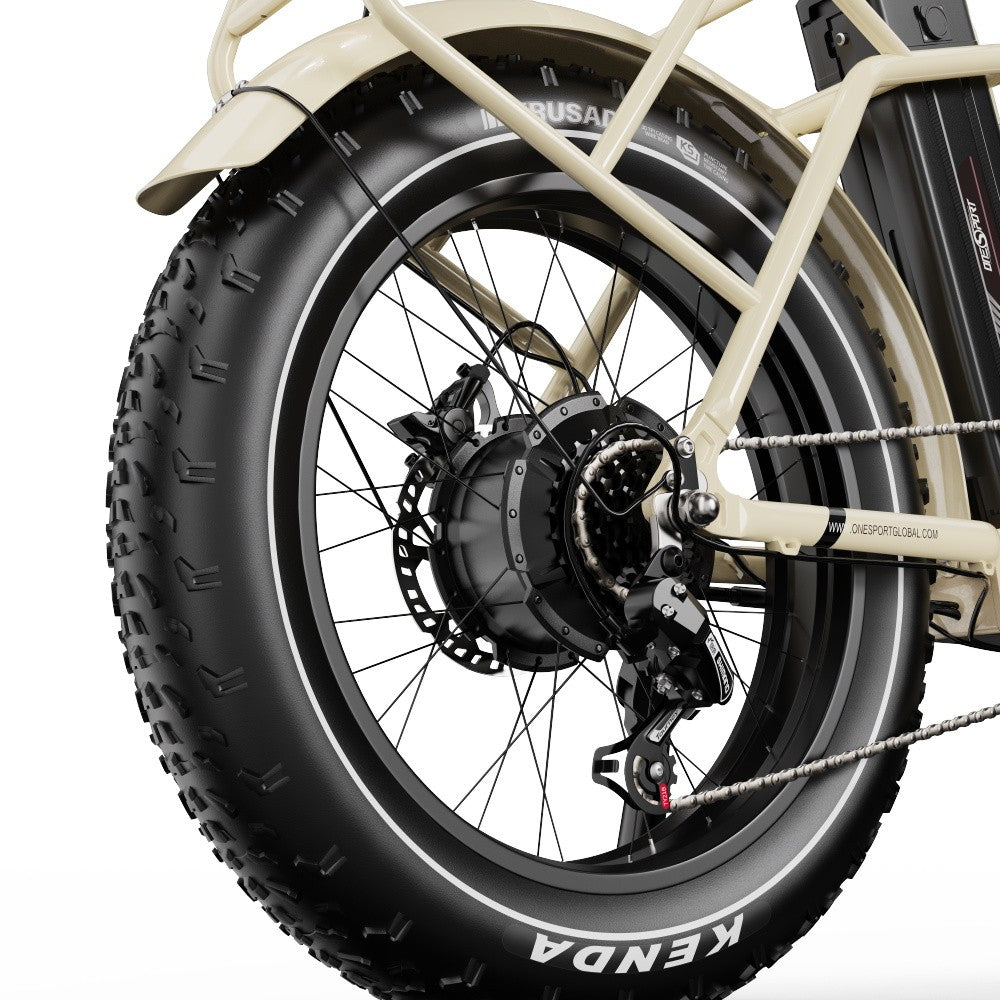 Close-up van een fietswiel met Kenda band op een witte achtergrond
