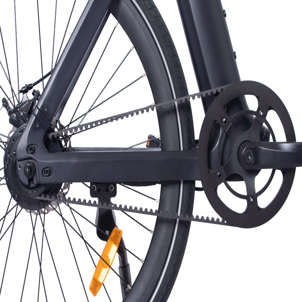 Close-up van een fietsketting en versnellingssysteem op een witte achtergrond
