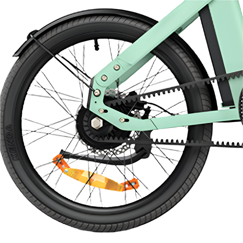 Close-up van een fietswiel met ketting en versnellingsmechanisme op een witte achtergrond