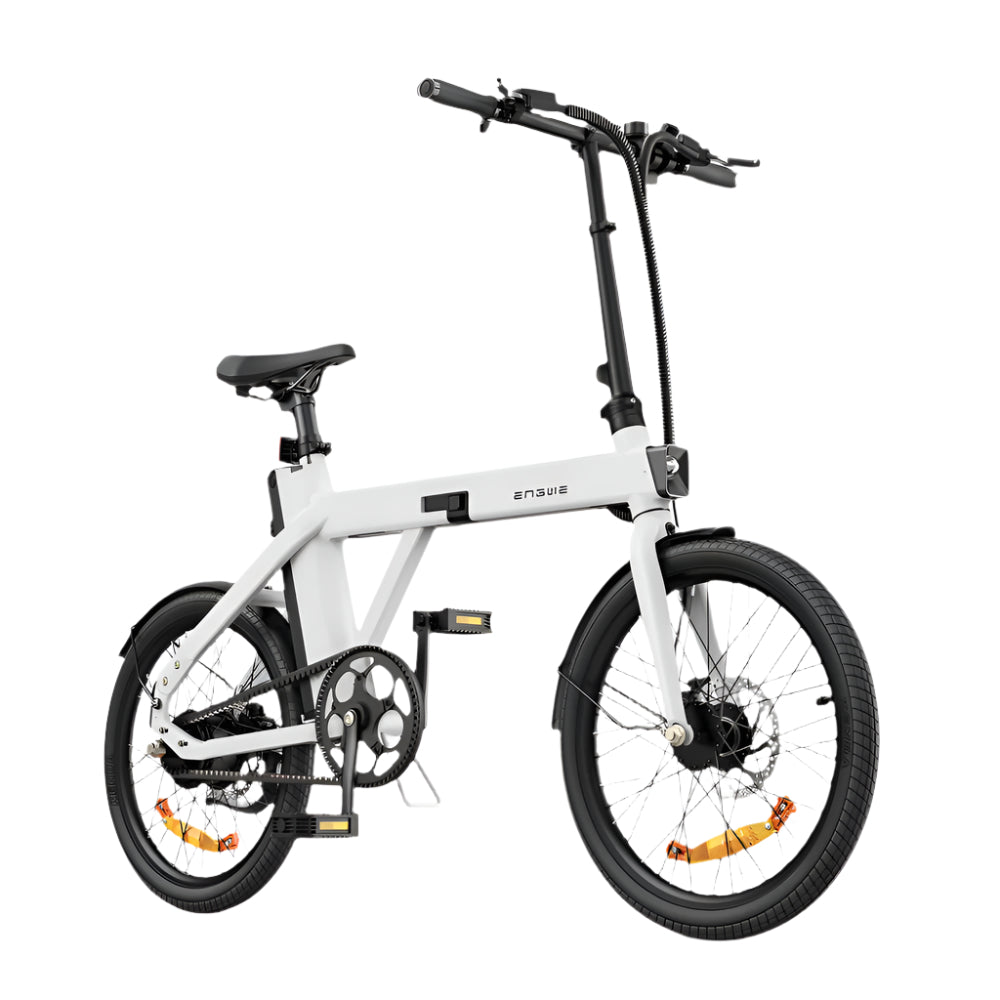 Witte elektrische fiets met zwart frame op lichtgrijze achtergrond