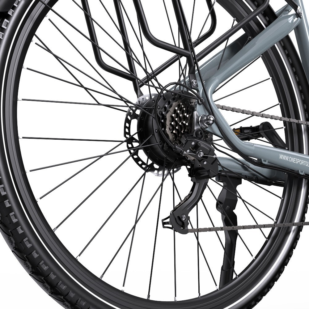 Close-up van een fietswiel met versnelling en ketting op een witte achtergrond