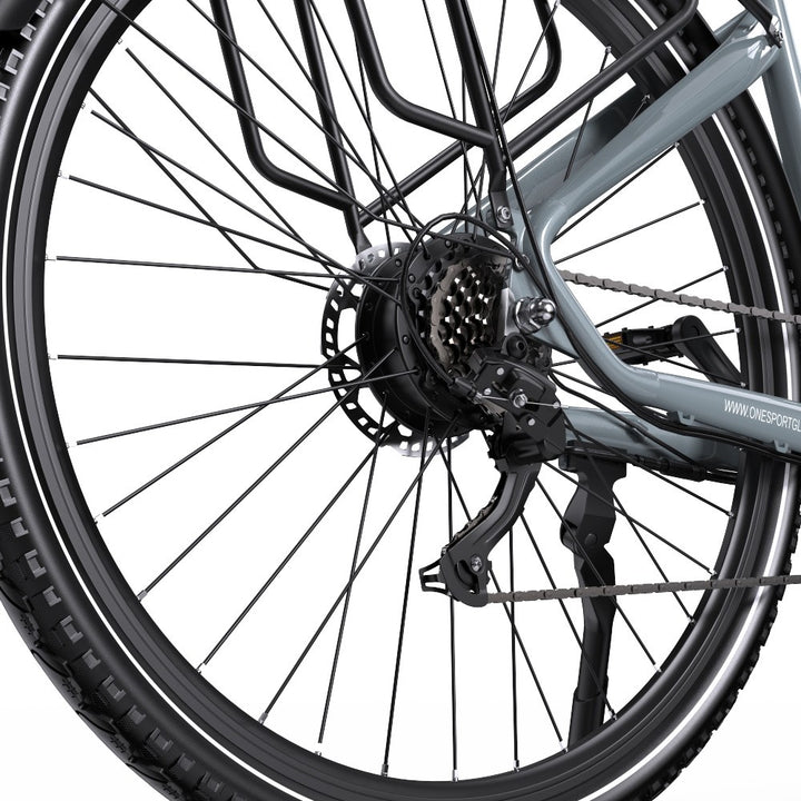 Close-up van een fietswiel met versnelling en ketting op een witte achtergrond