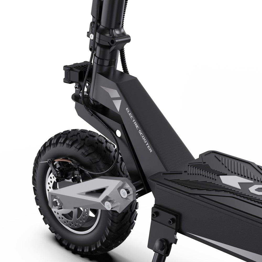 Zwarte elektrische scooter met zichtbaar merk op witte achtergrond