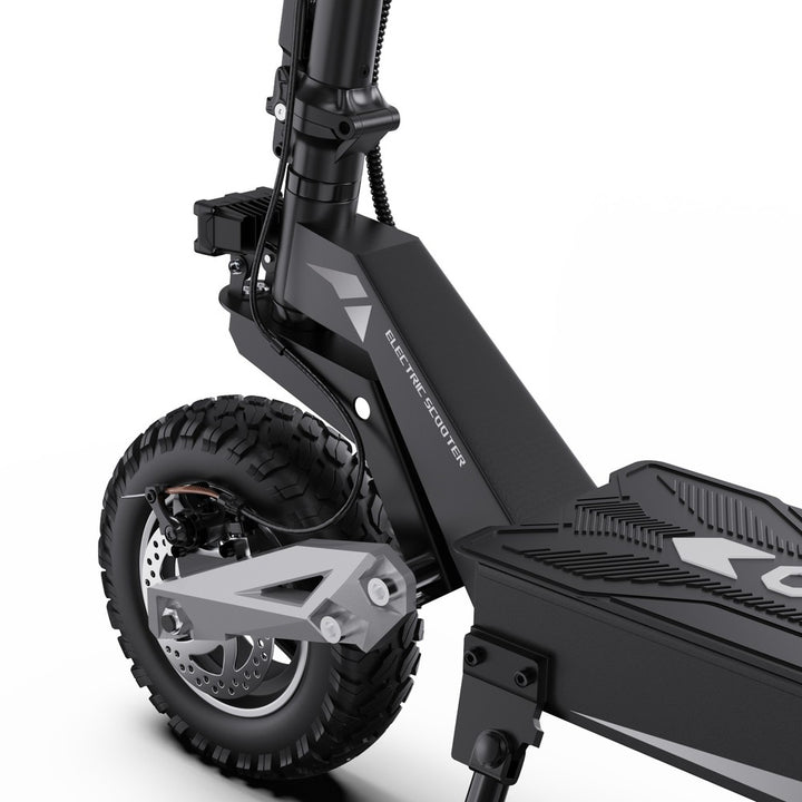 Zwarte elektrische scooter met zichtbaar merk op witte achtergrond