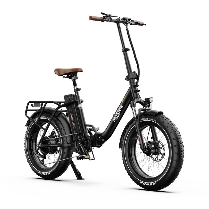 Zwarte elektrische fiets met bruin zadel op een witte achtergrond