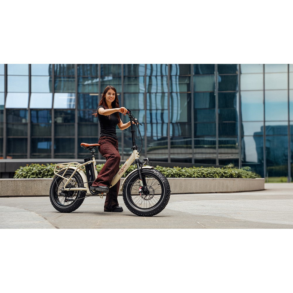 Vrouw zittend op een elektrische fiets voor een modern gebouw