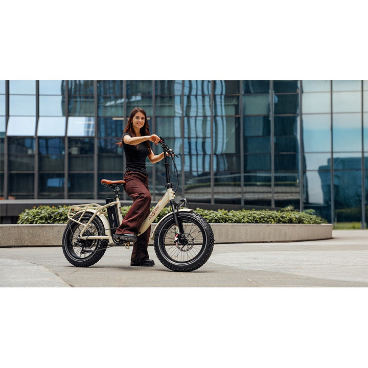 Vrouw zittend op een elektrische fiets voor een modern gebouw