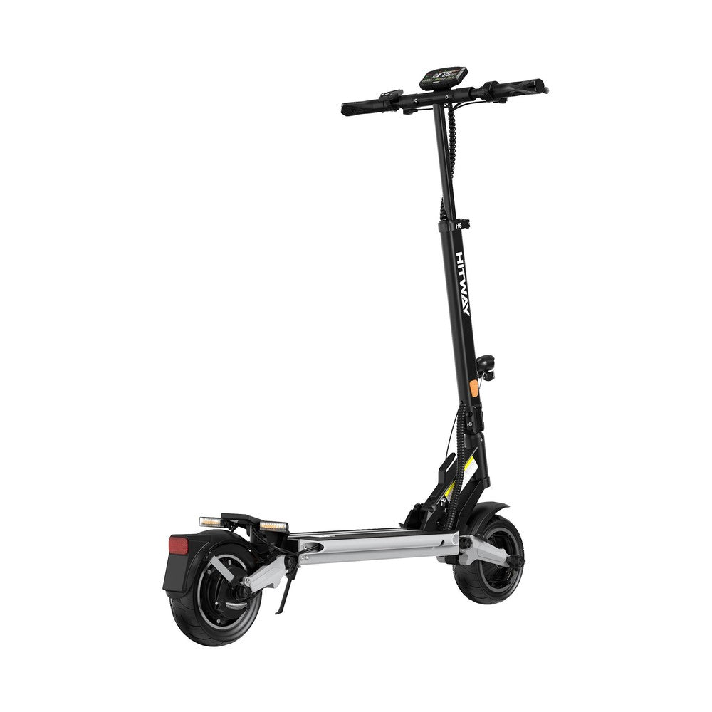 Zwarte elektrische scooter op witte achtergrond