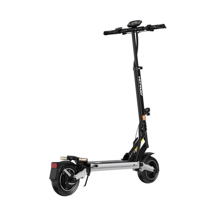 Zwarte elektrische scooter op witte achtergrond