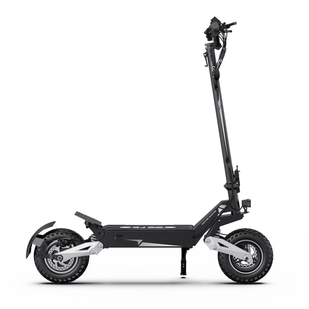 Zwarte elektrische scooter op witte achtergrond