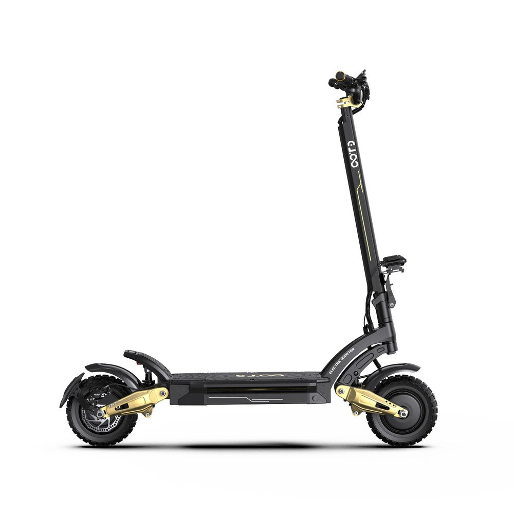 Zwarte elektrische scooter met gouden accenten op een witte achtergrond
