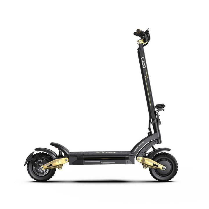 Zwarte elektrische scooter met gouden accenten op een witte achtergrond