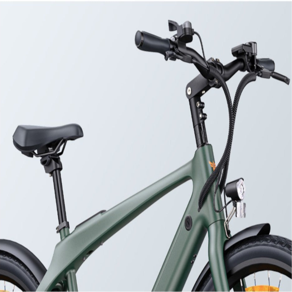 Groene elektrische fiets met een duidelijke achtergrond