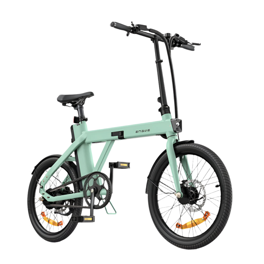Mintgroene elektrische fiets op witte achtergrond