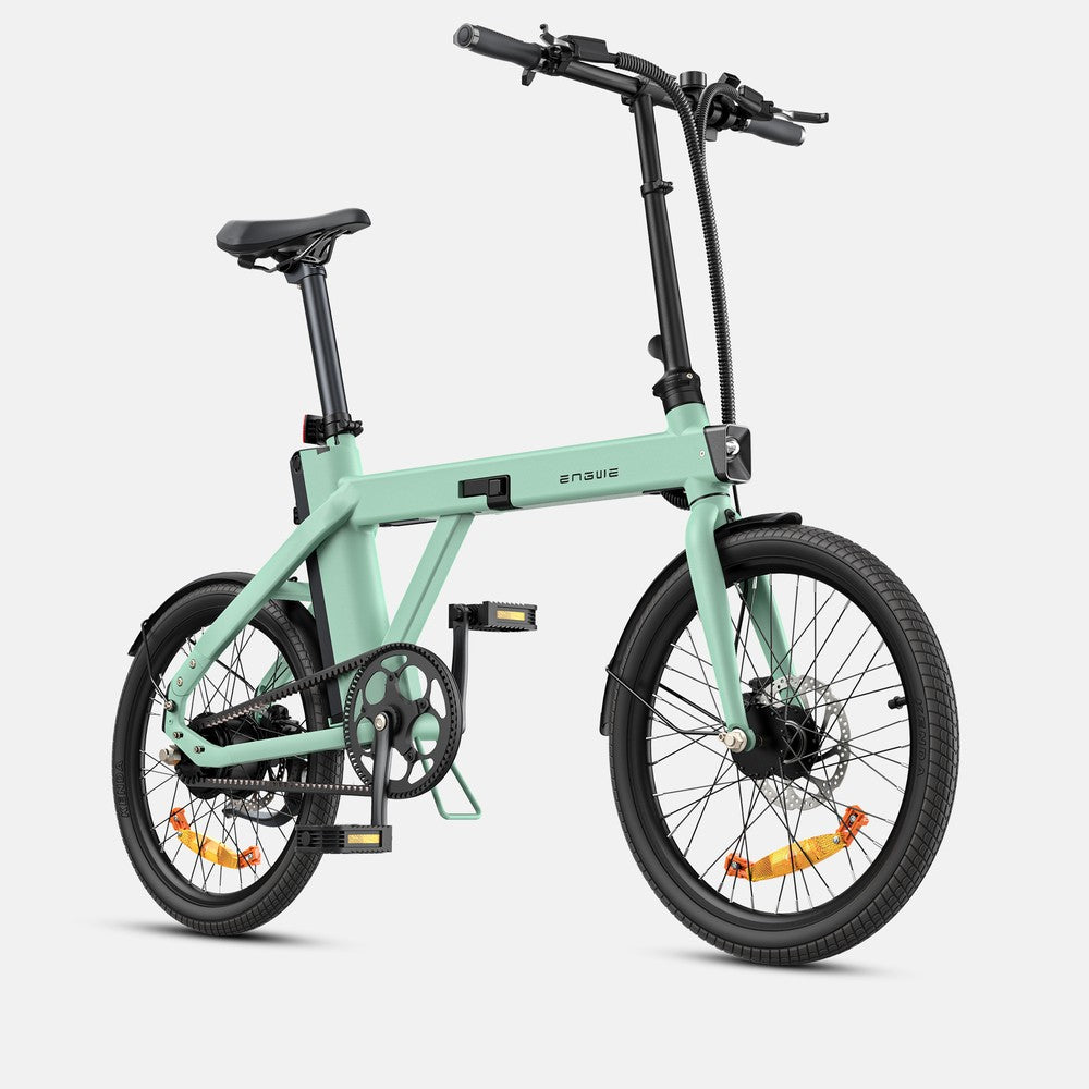 Groene elektrische fiets op witte achtergrond