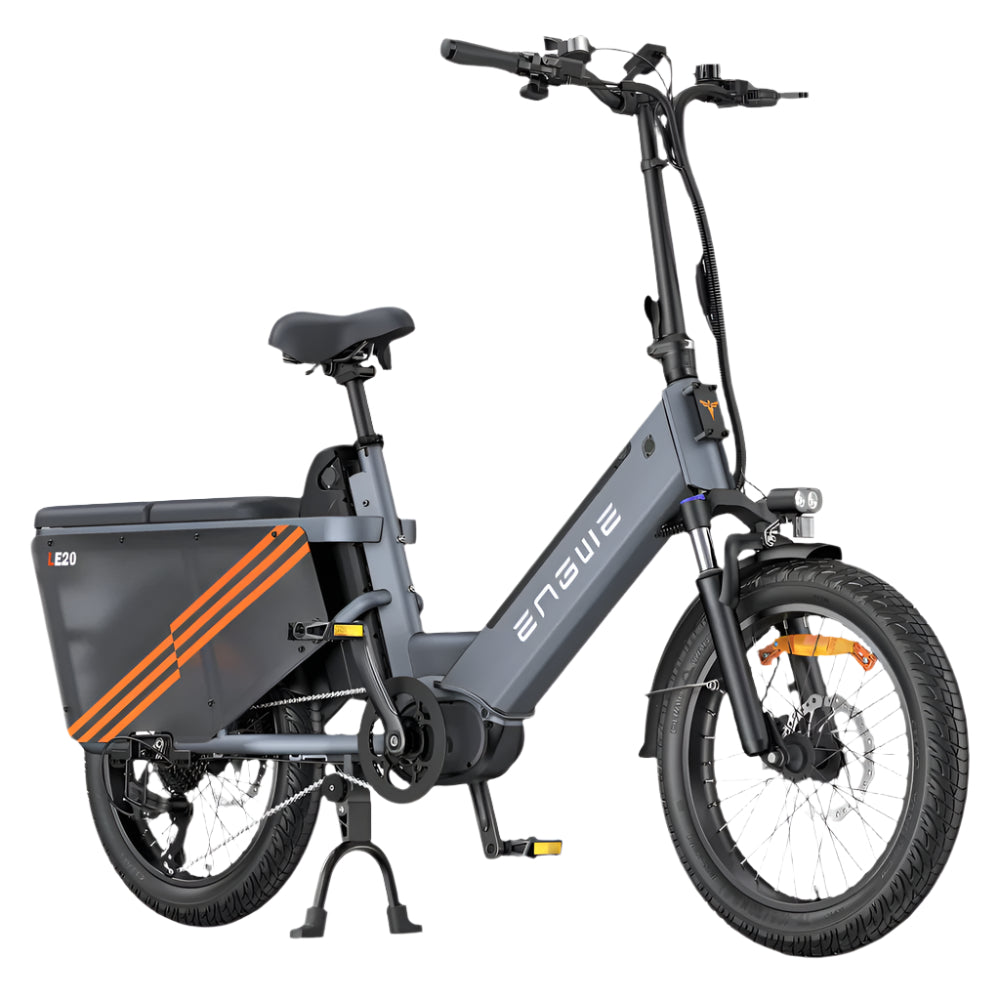 Grijze elektrische fiets met oranje accenten op een witte achtergrond