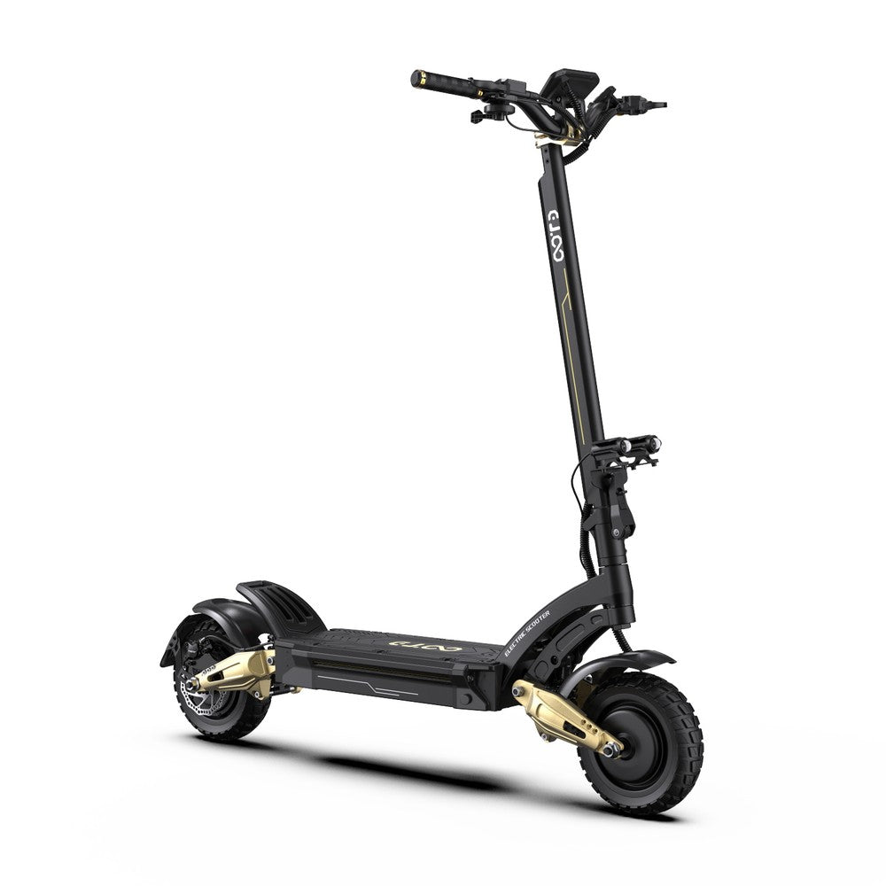Zwarte elektrische scooter met gouden accenten op een witte achtergrond