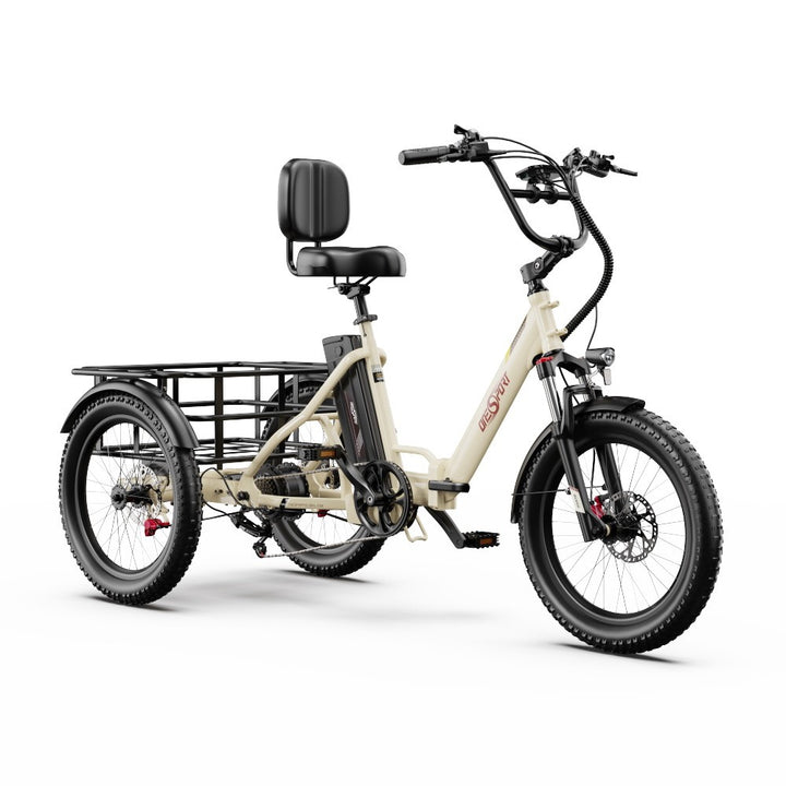 Witte elektrische driewieler met een mand op een witte achtergrond