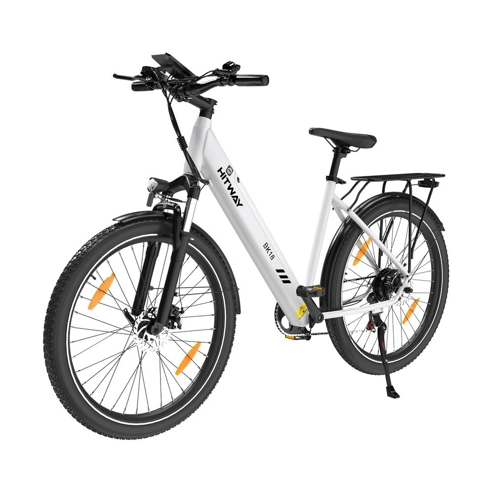 Witte elektrische fiets met zwarte onderdelen op een witte achtergrond