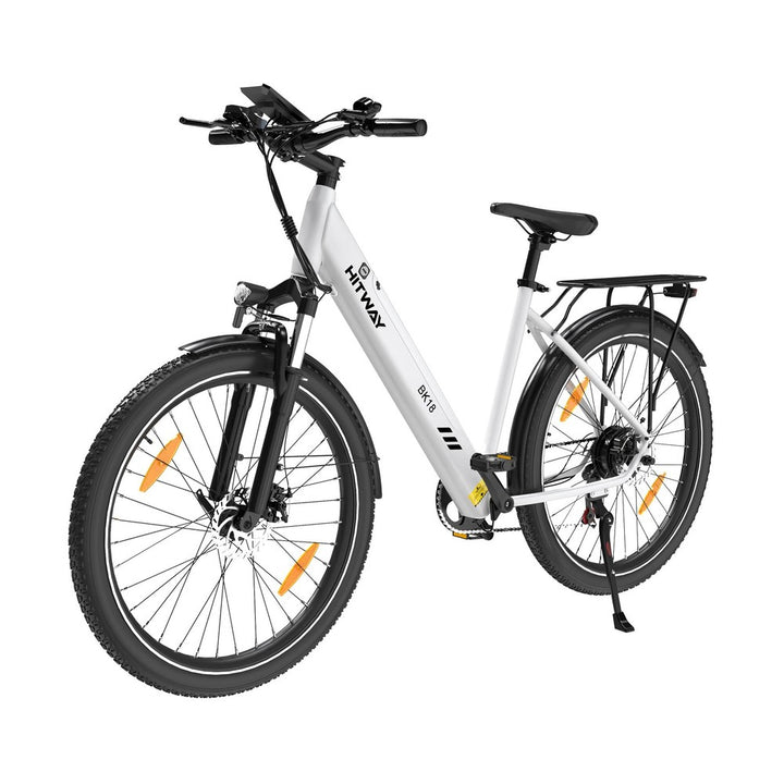Witte elektrische fiets met zwarte onderdelen op een witte achtergrond