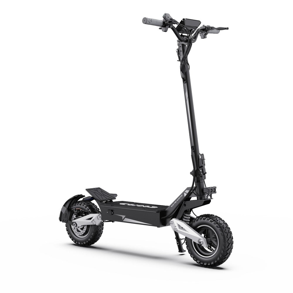 Zwarte elektrische scooter op witte achtergrond