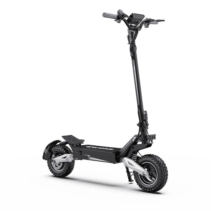 Zwarte elektrische scooter op witte achtergrond