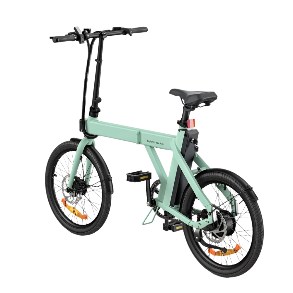 Mintgroene elektrische fiets op witte achtergrond