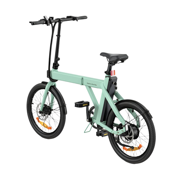 Mintgroene elektrische fiets op witte achtergrond