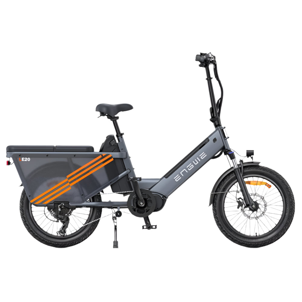 Grijze elektrische fiets met oranje accenten op een witte achtergrond