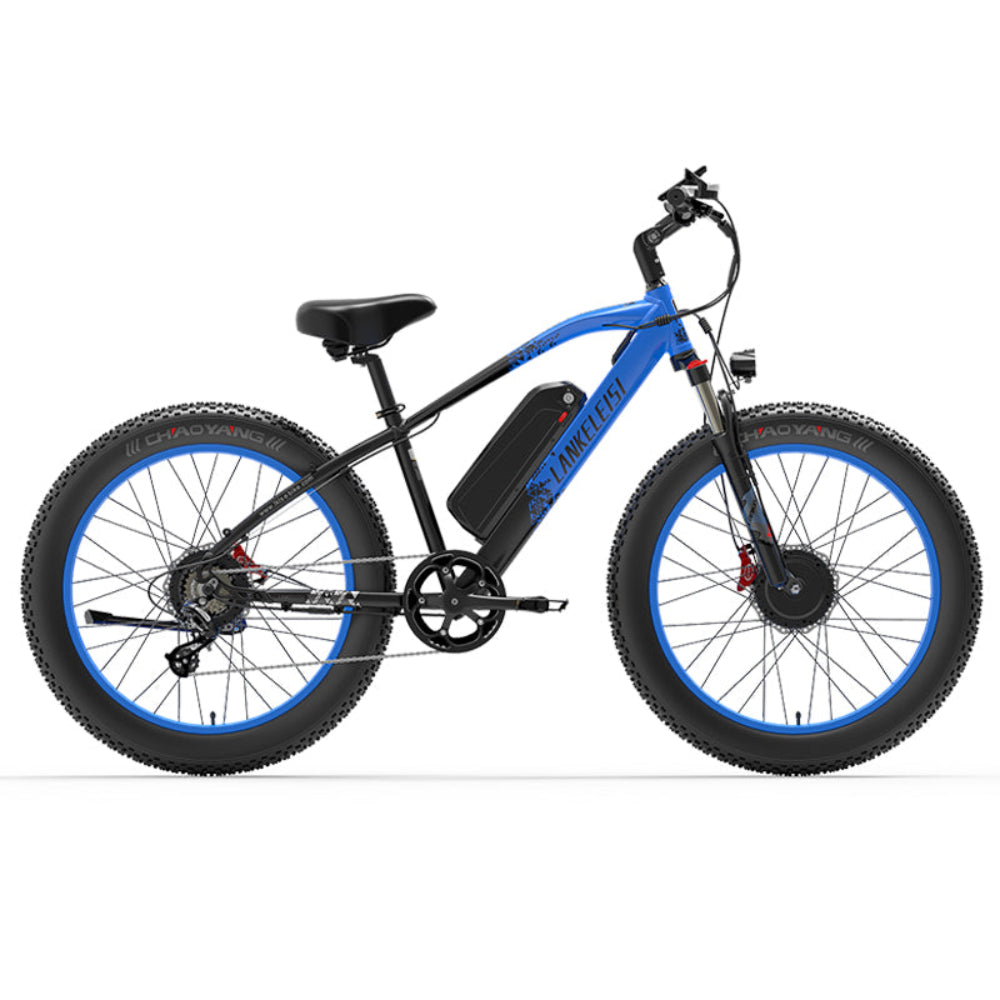 Blauwe elektrische fiets met zwart frame op witte achtergrond
