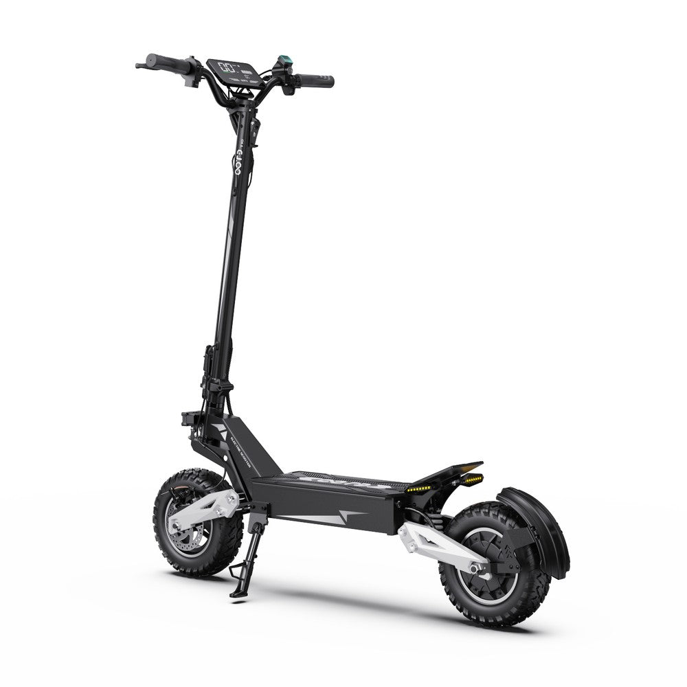 Zwarte elektrische scooter op witte achtergrond