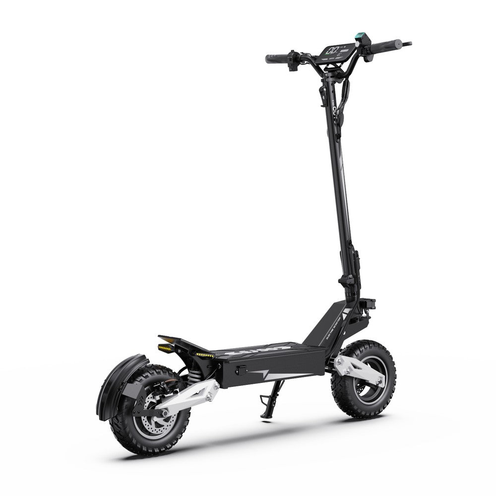 Zwarte elektrische scooter op witte achtergrond