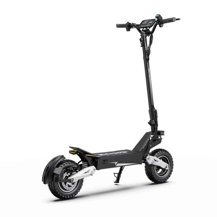 Zwarte elektrische scooter op witte achtergrond